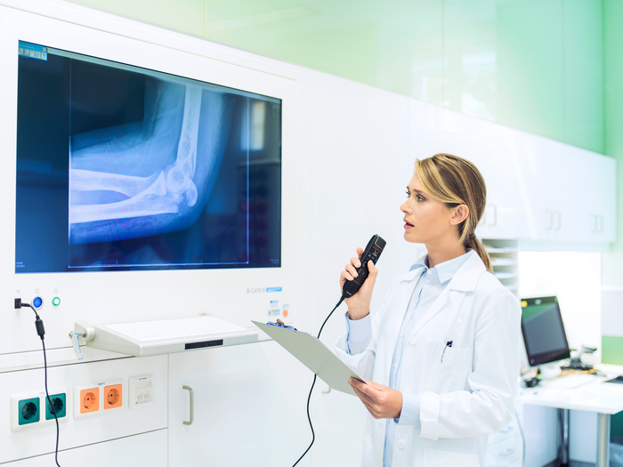 Philips SpeechMike SMP-3700 Dictation Microphone : Best microphone for Dragon Medical One